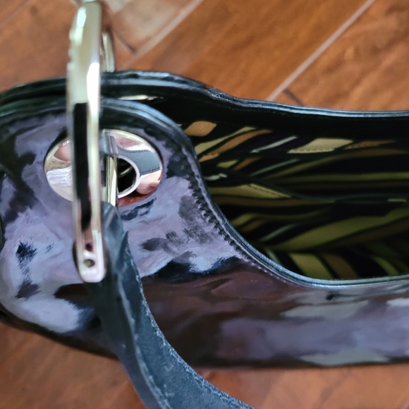 Designer GUCCI Patent Leather Handbag with Dustbag - Picture 8 of 10